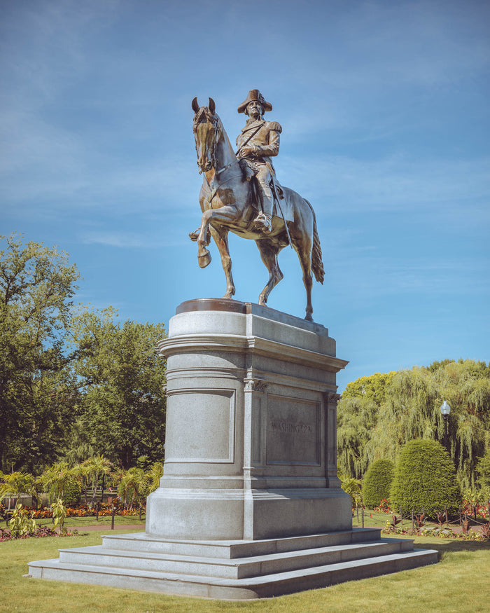 GEORGE WASHINGTON STATUE IN THE SUMMER